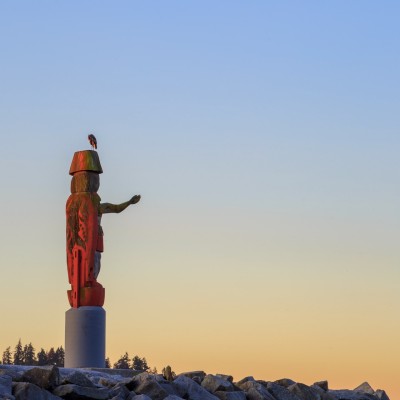 Photo of Sequiliem Stan Joseph Welcome Figure in Ambleside Park West Vancouver by Vince Lee on Unsplash