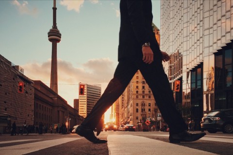 Toronto financial district businessman crossing street CN tower Photo Arturo Castaneyra Unsplash